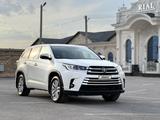 Toyota Highlander 2017 года за 11 200 000 тг. в Жанаозен