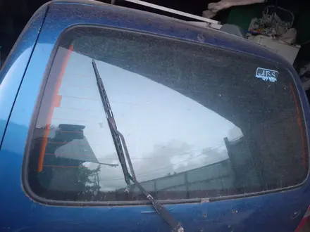 Стекло задней двери багажника за 35 000 тг. в Петропавловск