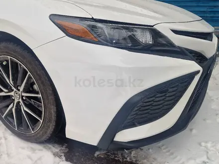 Toyota Camry 2021 года за 13 700 000 тг. в Астана – фото 2