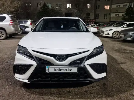 Toyota Camry 2021 года за 13 700 000 тг. в Астана – фото 3