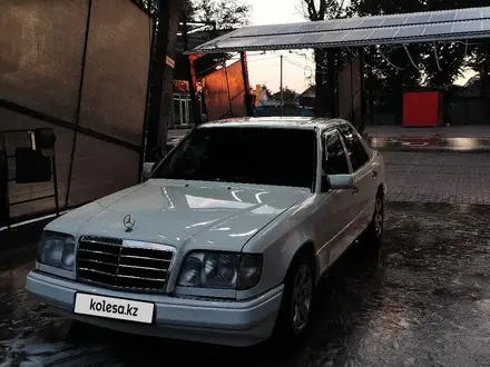 Mercedes-Benz E 220 1994 года за 1 400 000 тг. в Алматы