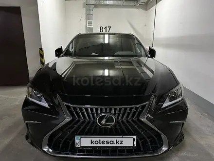 Lexus ES 250 2023 года за 25 500 000 тг. в Алматы