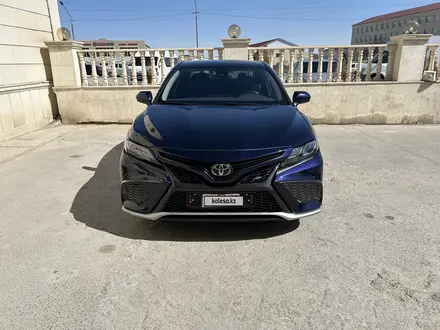 Toyota Camry 2021 года за 10 900 000 тг. в Актау – фото 2
