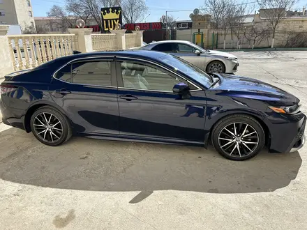 Toyota Camry 2021 года за 10 900 000 тг. в Актау – фото 3