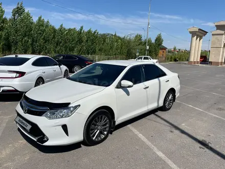 Toyota Camry 2015 года за 11 500 000 тг. в Астана – фото 2