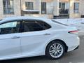 Toyota Camry 2020 года за 14 300 000 тг. в Алматы – фото 4