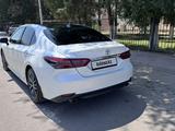 Toyota Camry 2022 года за 14 000 000 тг. в Шымкент – фото 3
