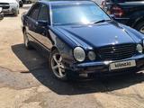 Mercedes-Benz E 220 2001 годаүшін2 300 000 тг. в Алматы – фото 4