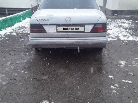 Mercedes-Benz E 230 1992 года за 900 000 тг. в Урджар – фото 5