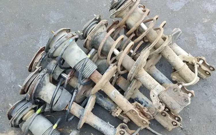 Амортизатор передние toyota corolla ae100 за 10 000 тг. в Алматы