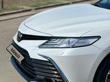 Toyota Camry 2023 года за 21 000 000 тг. в Уральск – фото 5