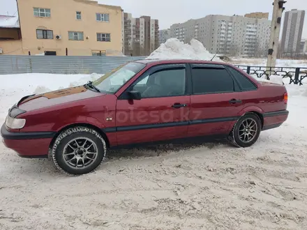 Volkswagen Passat 1995 года за 1 800 000 тг. в Астана – фото 2