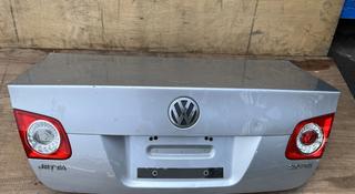 Крышка багажника на Volkswagen Jetta за 40 000 тг. в Алматы