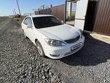 Toyota Camry 2004 года за 5 000 000 тг. в Актобе – фото 2