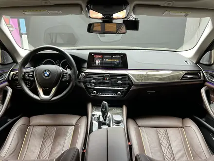 BMW 540 2018 года за 22 495 000 тг. в Алматы – фото 13