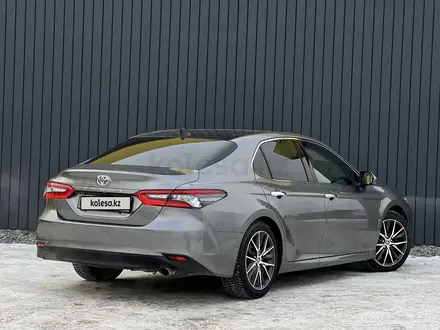 Toyota Camry 2021 года за 17 350 000 тг. в Актобе – фото 4