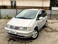 Volkswagen Sharan 1997 годаүшін3 200 000 тг. в Алматы