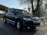 Volkswagen Touareg 2007 годаfor7 700 000 тг. в Алматы – фото 2