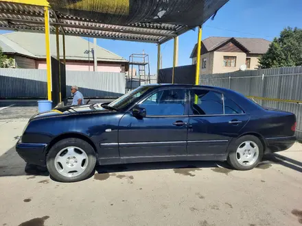 Mercedes-Benz E 280 1996 года за 2 800 000 тг. в Шымкент – фото 2