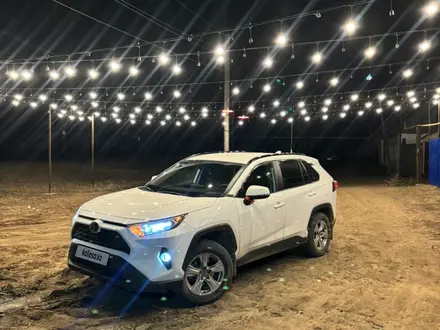 Toyota RAV4 2020 года за 15 850 000 тг. в Уральск – фото 2