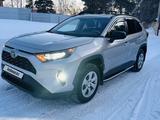 Toyota RAV4 2019 года за 15 200 000 тг. в Астана – фото 2