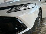 Toyota Camry 2021 годаүшін15 000 000 тг. в Уральск – фото 2