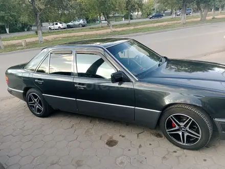 Mercedes-Benz E 200 1993 года за 1 850 000 тг. в Караганда – фото 2