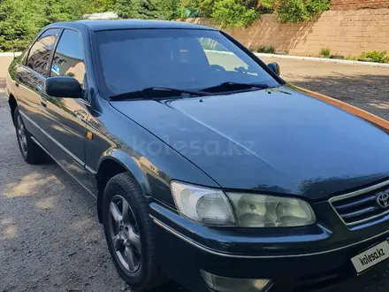 Toyota Camry 2000 года за 3 100 000 тг. в Усть-Каменогорск – фото 2