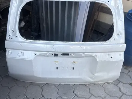 Дверь багажника Toyota Land Cruiser Prado J250 за 120 000 тг. в Караганда
