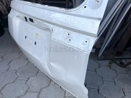 Дверь багажника Toyota Land Cruiser Prado J250 за 120 000 тг. в Караганда – фото 2
