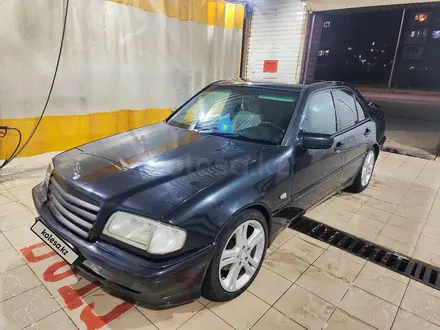 Mercedes-Benz C 240 1998 года за 2 100 000 тг. в Жезказган – фото 2