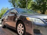 Toyota Camry 2011 года за 4 100 000 тг. в Уральск – фото 2