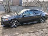 Toyota Camry 2020 года за 11 790 000 тг. в Павлодар – фото 2