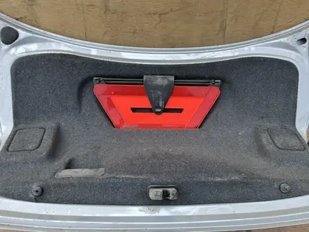 Крышка багажника на Audi A4 за 40 000 тг. в Алматы – фото 6