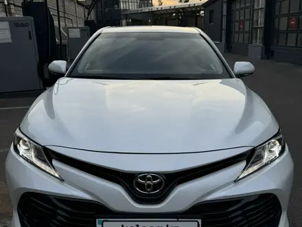 Toyota Camry 2018 года за 13 000 000 тг. в Алматы – фото 3