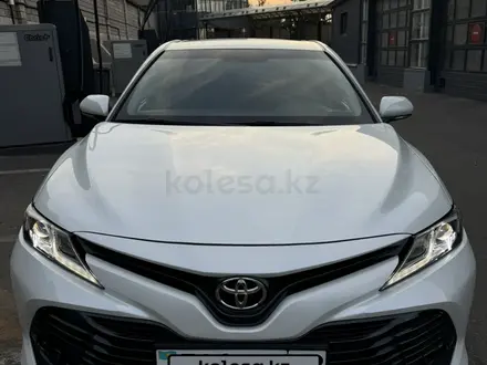 Toyota Camry 2018 года за 13 000 000 тг. в Алматы – фото 2