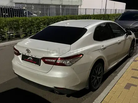 Toyota Camry 2022 года за 17 950 000 тг. в Астана – фото 2