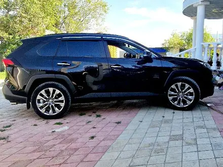 Toyota RAV4 2020 года за 15 500 000 тг. в Атырау