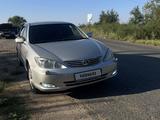Toyota Camry 2004 года за 5 200 000 тг. в Уральск – фото 2