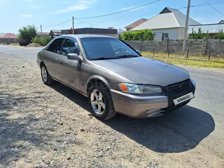 Toyota Camry 1997 года за 3 100 000 тг. в Шымкент – фото 2