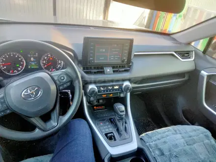 Toyota RAV4 2019 года за 15 000 000 тг. в Уральск – фото 2