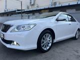 Toyota Camry 2014 года за 11 700 000 тг. в Алматы – фото 2