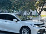 Toyota Camry 2021 года за 14 500 000 тг. в Семей – фото 2