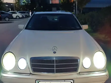 Mercedes-Benz E 200 1997 года за 3 000 000 тг. в Алматы