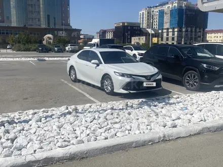 Toyota Camry 2018 года за 13 500 000 тг. в Кульсары – фото 2