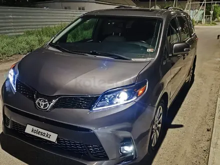 Toyota Sienna 2017 года за 9 000 000 тг. в Атырау – фото 3