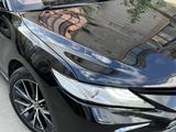 Toyota Camry 2021 года за 15 000 000 тг. в Атырау – фото 2