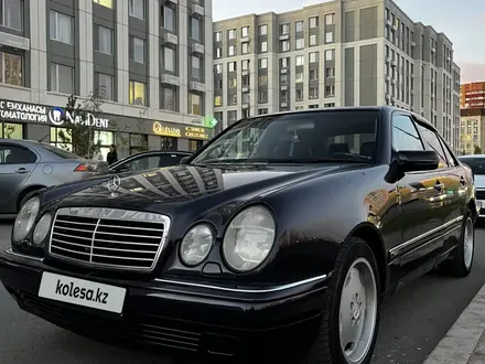 Mercedes-Benz E 320 1999 года за 2 600 000 тг. в Астана – фото 2