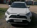 Toyota RAV4 2021 года за 18 500 000 тг. в Актобе