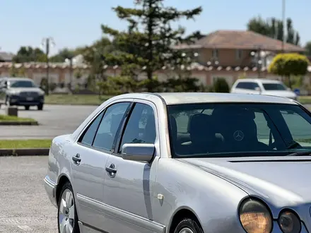 Mercedes-Benz E 320 1996 года за 2 800 000 тг. в Тараз – фото 4